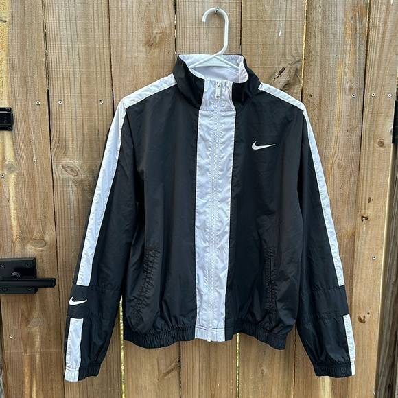 Nike Sportswear Women's Black/White Repel Essential Jacket (DV3006-010) Size med - Picture 6 of 12